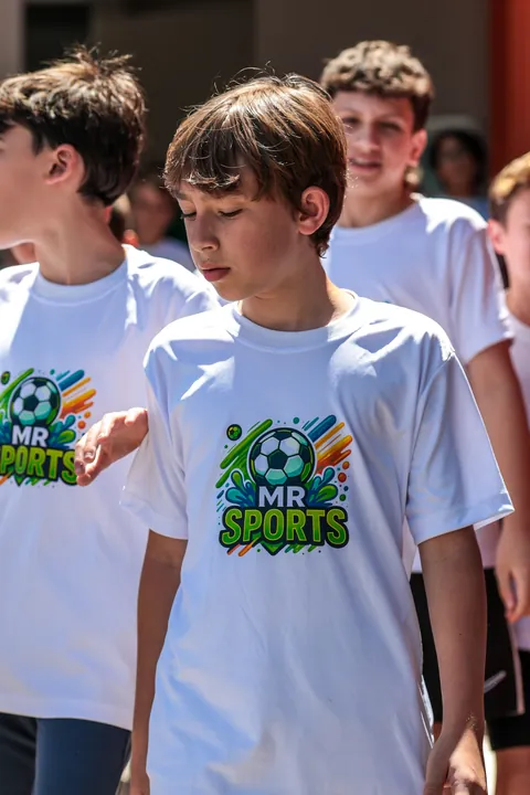 Meninos de camiseta branca da MR Sports caminham juntos