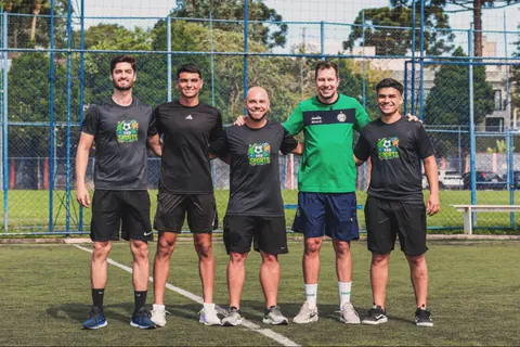 Equipe da MR Sports lado a lado no campo